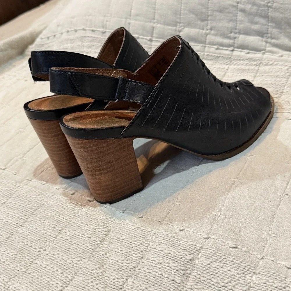Clarks artisan sandals